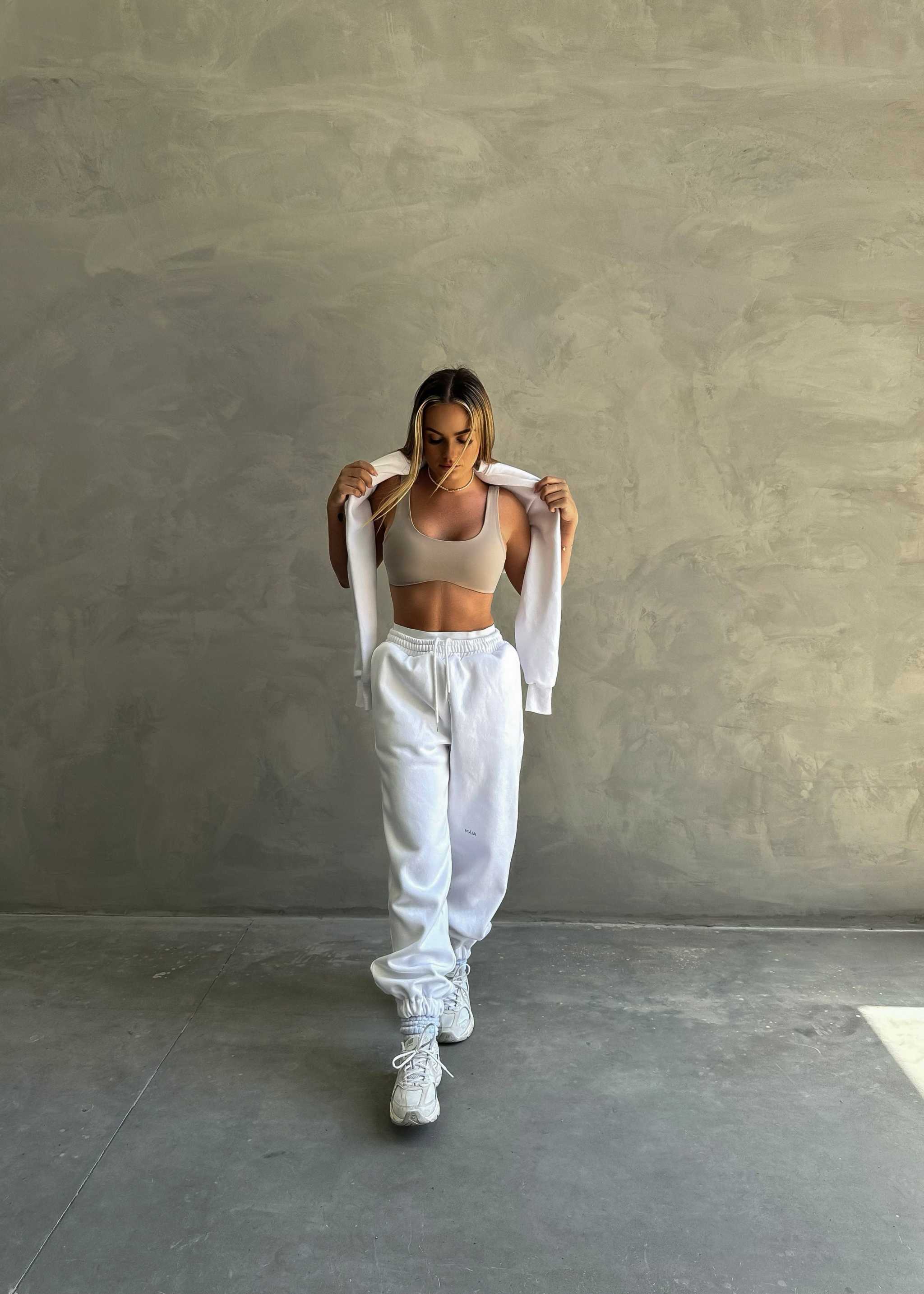 Ari Contour Crop – Comfortable Curve-Hugging Crop Top in Latte